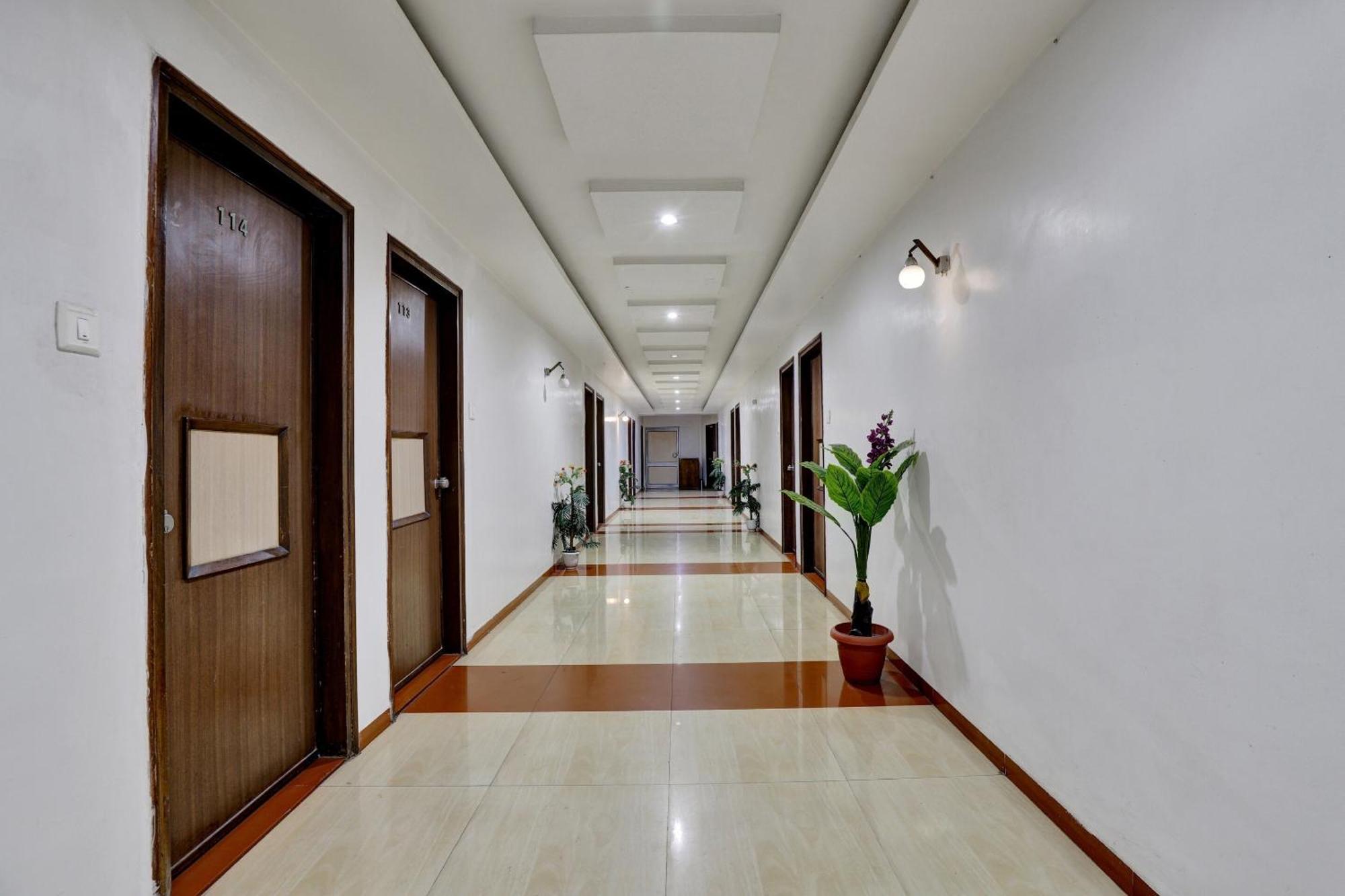 Hotel Royal Plaza Amhedabad Dış mekan fotoğraf