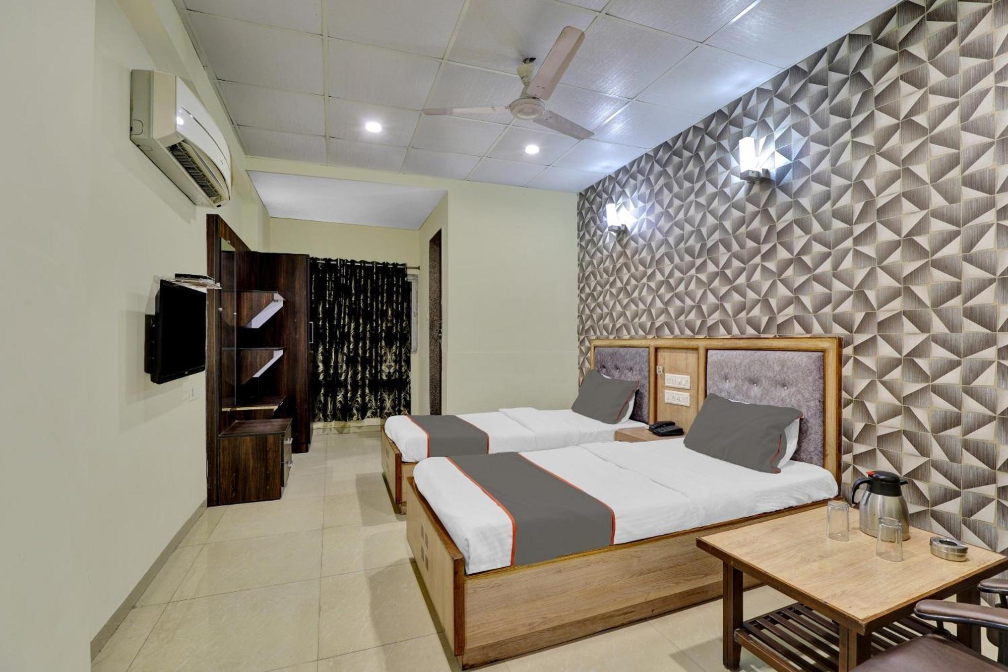 Hotel Royal Plaza Amhedabad Dış mekan fotoğraf